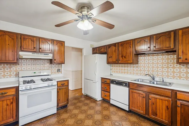 $375,000 | 405 West Newport Road, Hoffman Estates, IL 60169