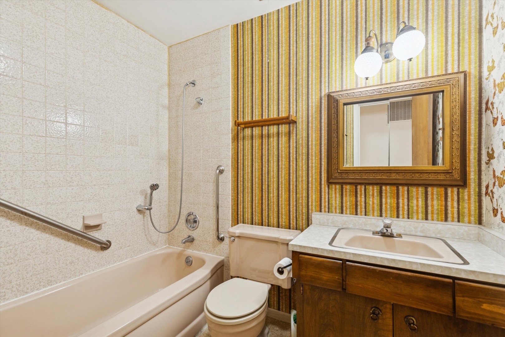 405 West Newport Road Hoffman Estates, IL 60169 - Photo 12 of 28 a bathroom with a sink a toilet and a bathtub
