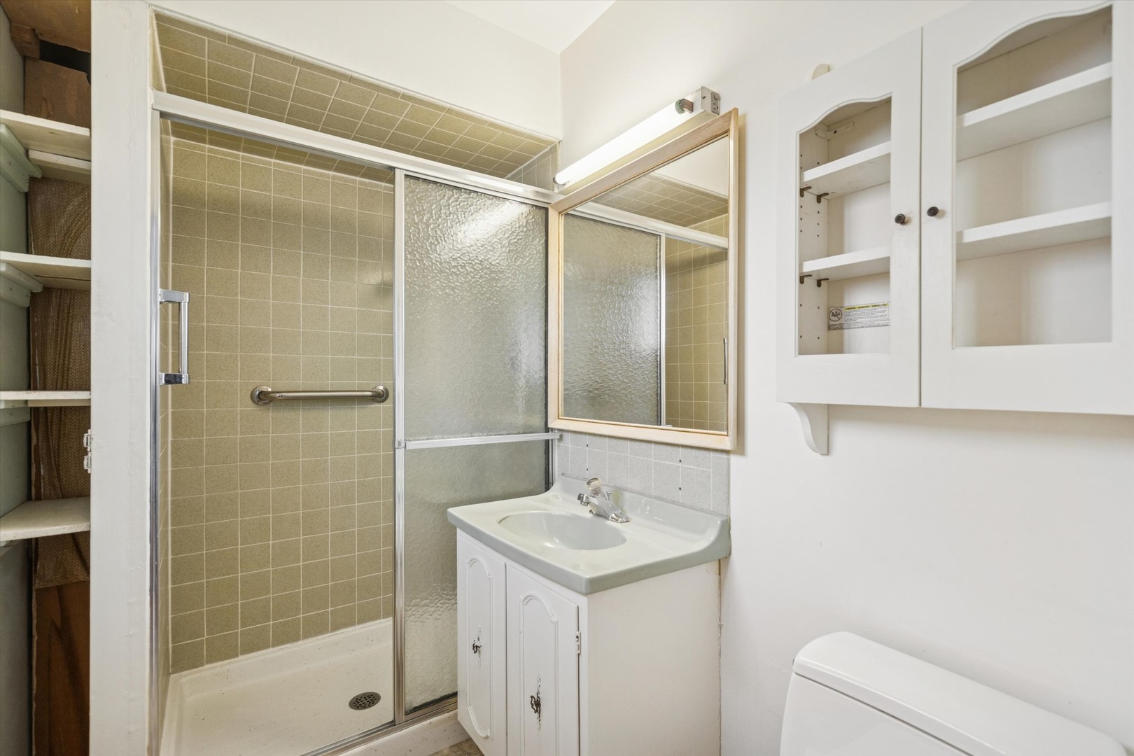 405 West Newport Road Hoffman Estates, IL 60169 - Photo 17 of 28 a bathroom with a shower sink and mirror