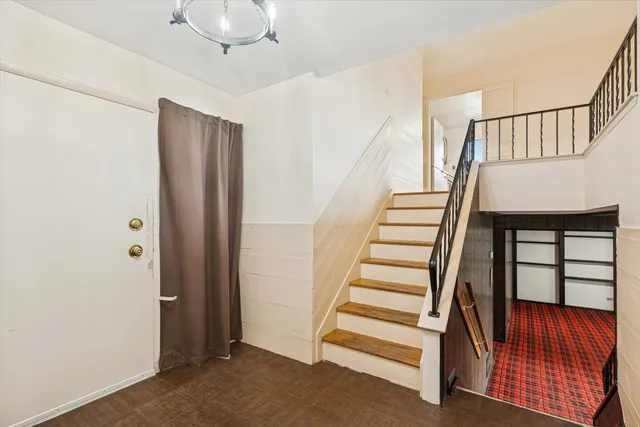 $375,000 | 405 West Newport Road, Hoffman Estates, IL 60169