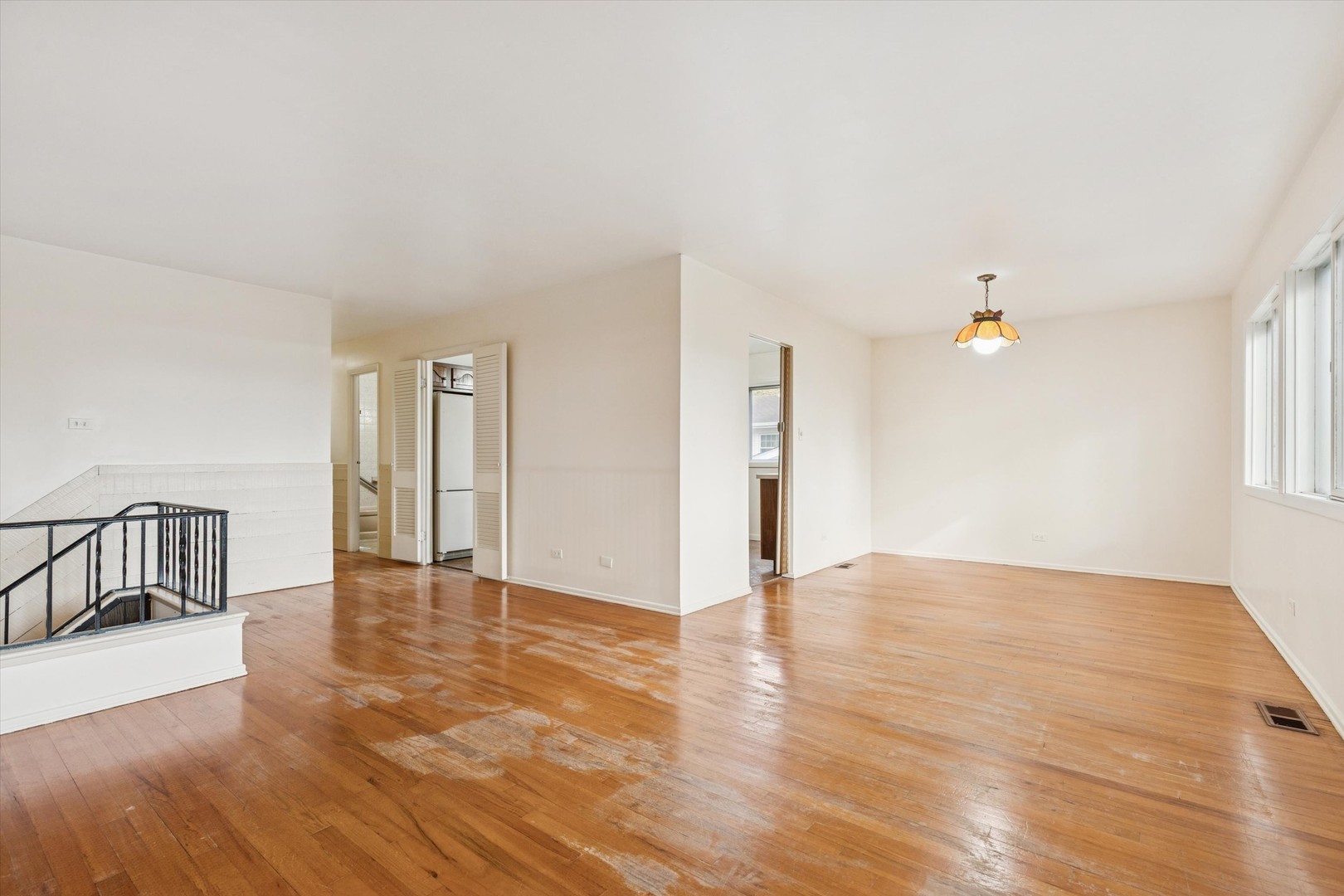 405 West Newport Road Hoffman Estates, IL 60169 - Photo 5 of 28 a view of an empty room with glass door
