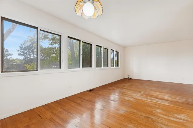 $375,000 | 405 West Newport Road, Hoffman Estates, IL 60169