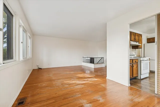 $375,000 | 405 West Newport Road, Hoffman Estates, IL 60169