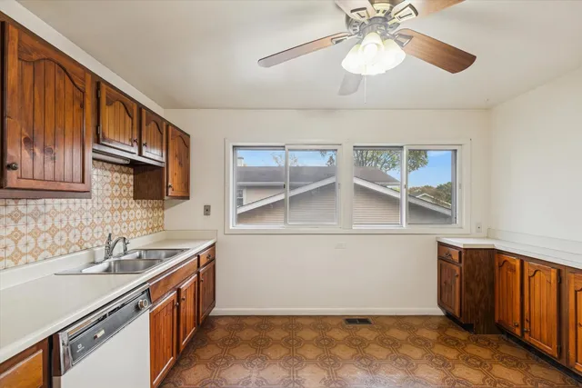 $375,000 | 405 West Newport Road, Hoffman Estates, IL 60169