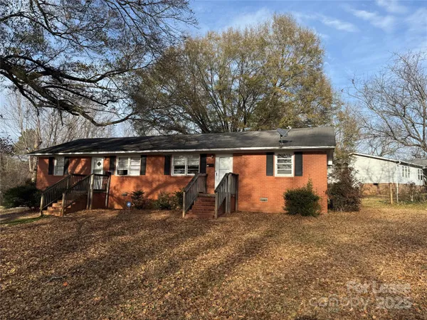 a front view of house with yard