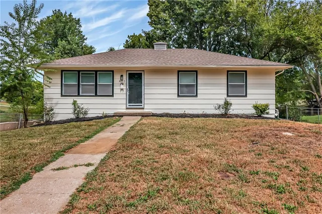 $258,000 | 403 Northwest Lakeview Road, Blue Springs, MO 64014