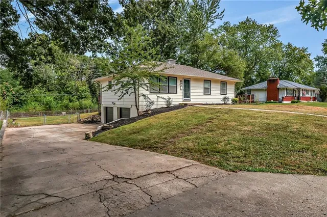 $258,000 | 403 Northwest Lakeview Road, Blue Springs, MO 64014
