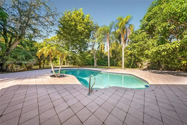 $2,000,000 | 10900 Southwest 90th Avenue, Miami, FL 33176