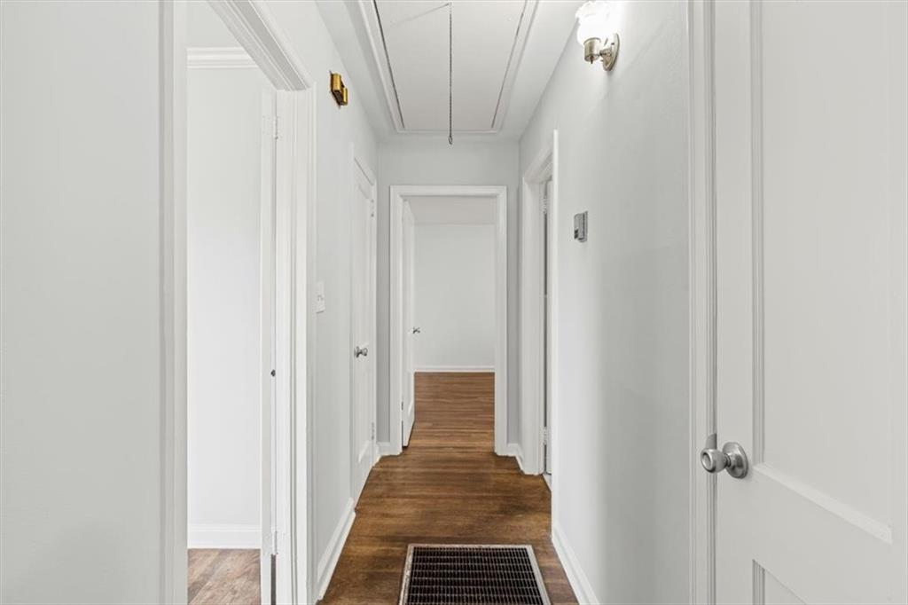 449 10th Street Northwest Atlanta, GA 30318 - Photo 14 of 40 a view of a hallway with a white walls