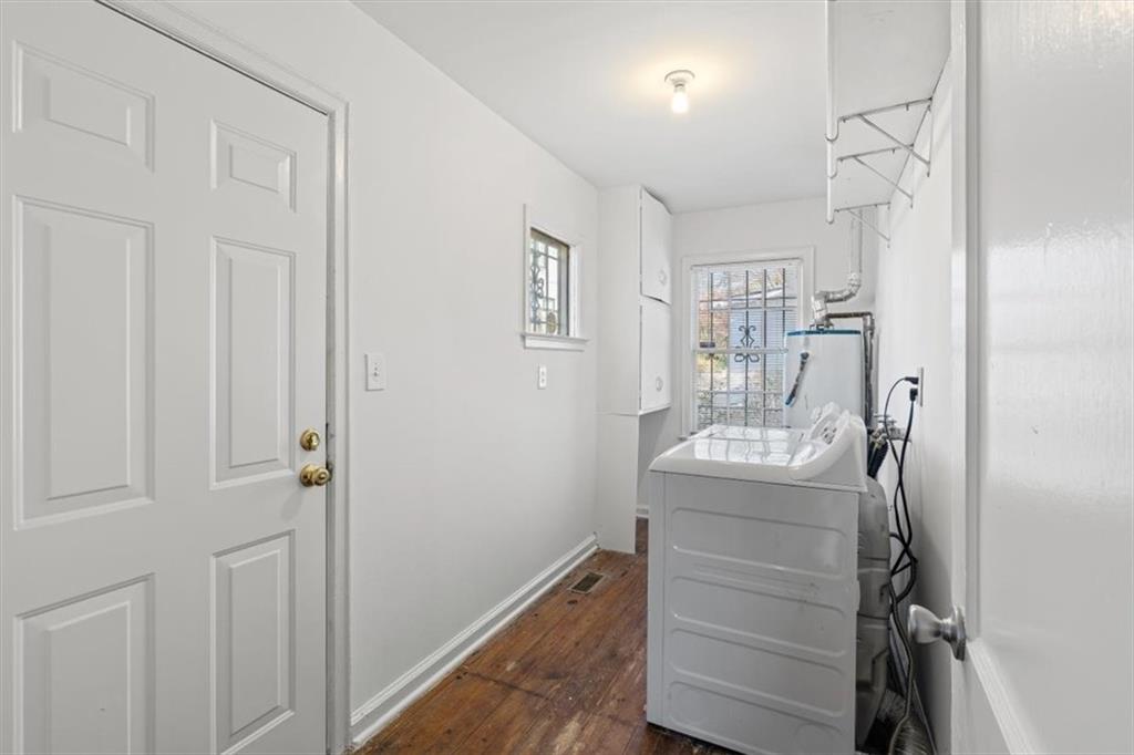 449 10th Street Northwest Atlanta, GA 30318 - Photo 24 of 40 a room that has a dresser in it