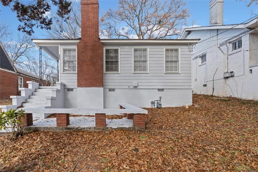 449 10th Street Northwest Atlanta, GA 30318 - Photo 27 of 40 a backyard of a house with lots of green space