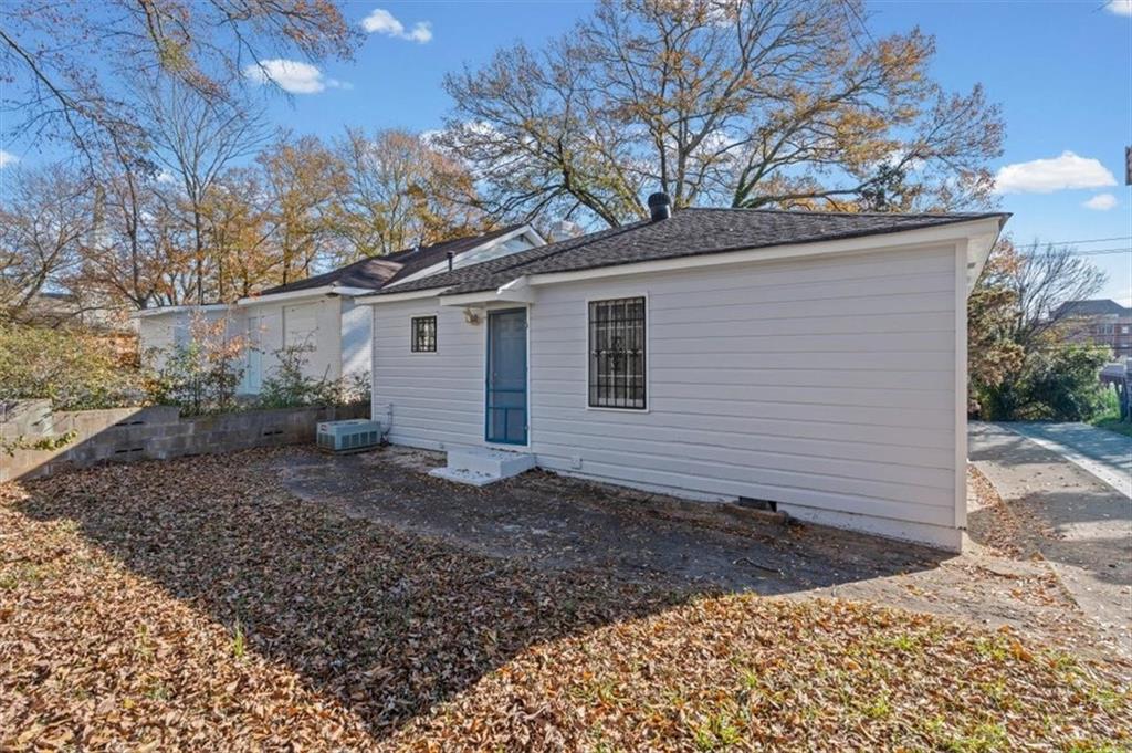 449 10th Street Northwest Atlanta, GA 30318 - Photo 32 of 40 a view of a house with a yard