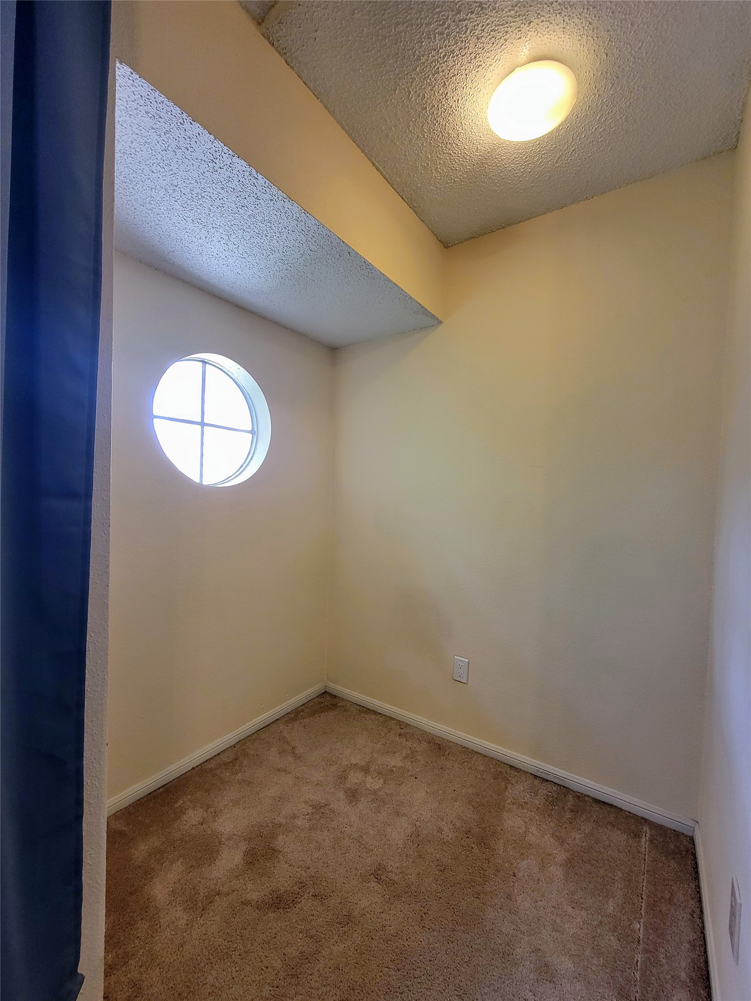 1515 Sandy Springs Road, Unit 1903 Houston, TX 77042 - Photo 13 of 24 A nook area off to the side of the master bedroom for your books, awards, collectibles!