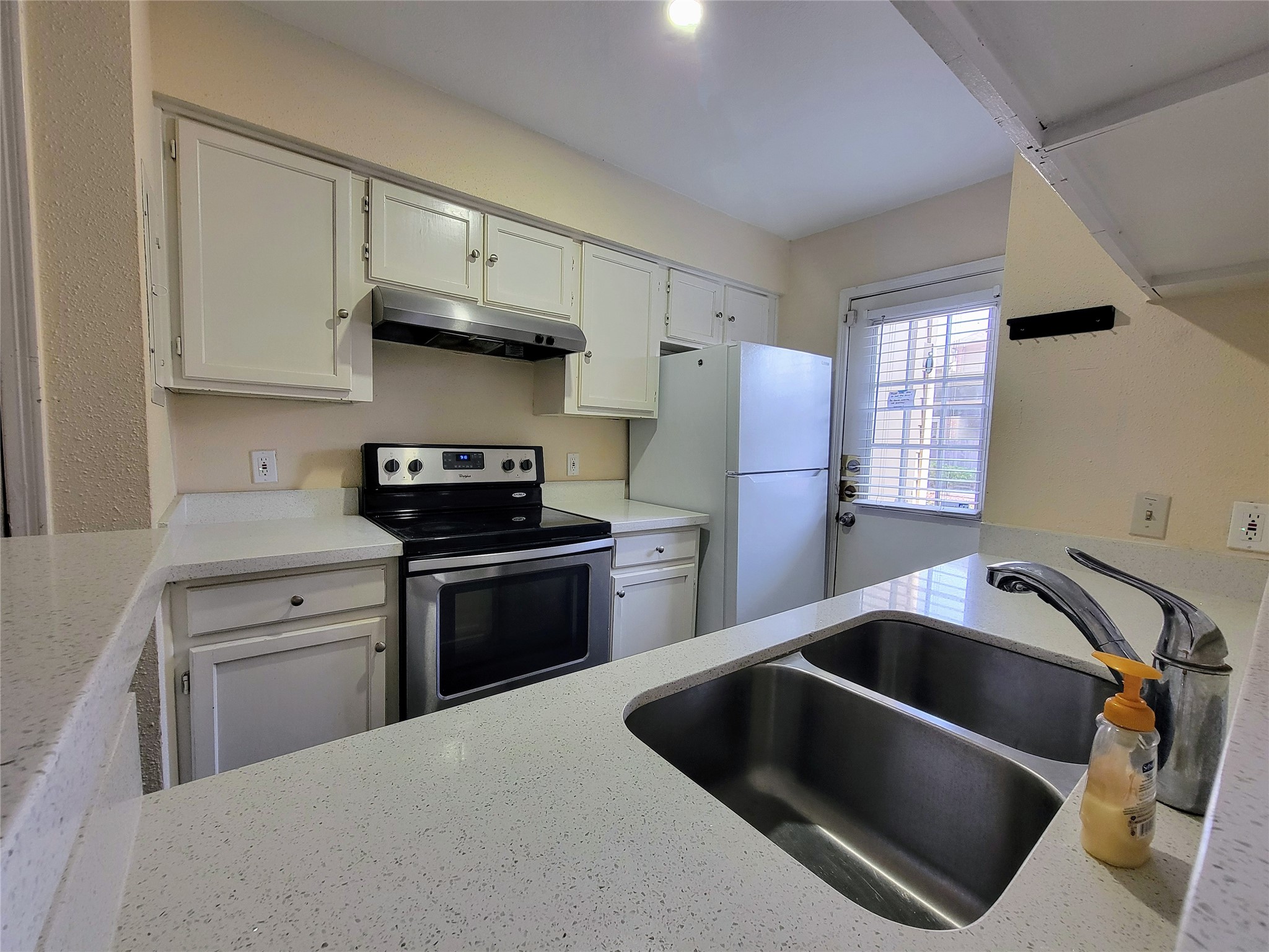 1515 Sandy Springs Road, Unit 1903 Houston, TX 77042 - Photo 7 of 24 Kitchen for all your cooking essential