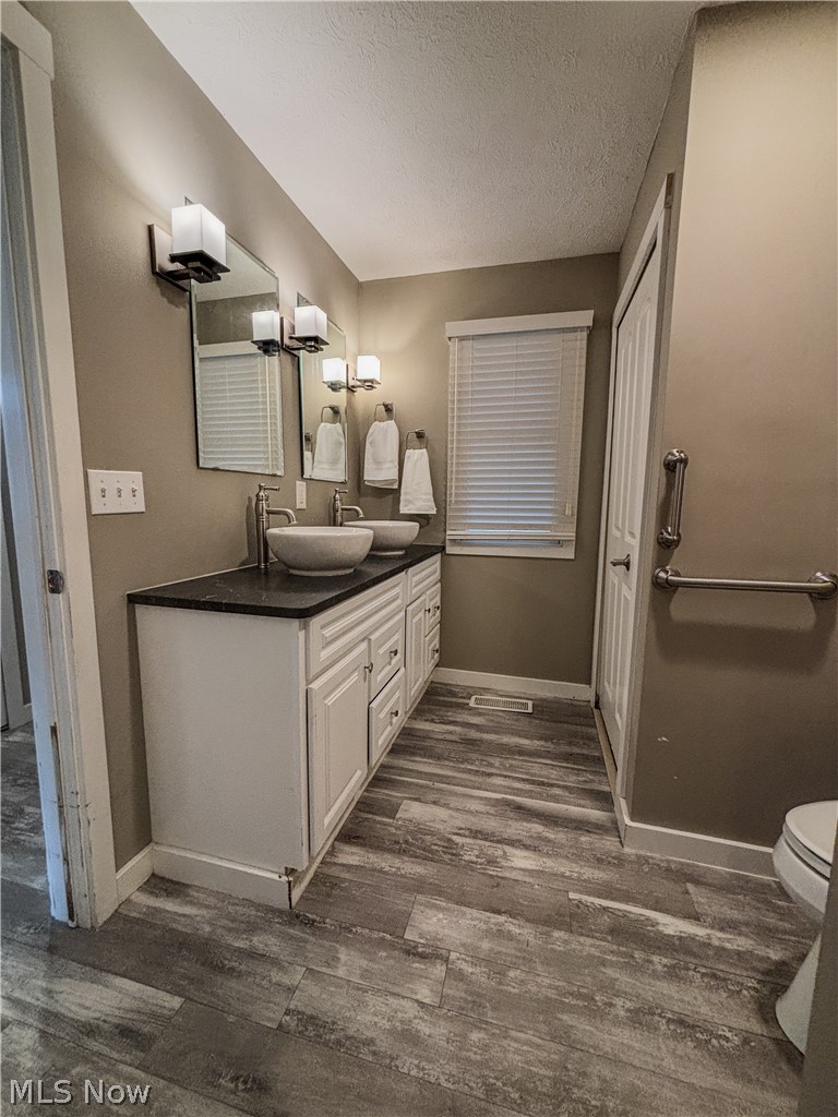 181 Sunset Road Avon Lake, OH 44012 - Photo 14 of 35 Full Bath Primary Suite Main Level