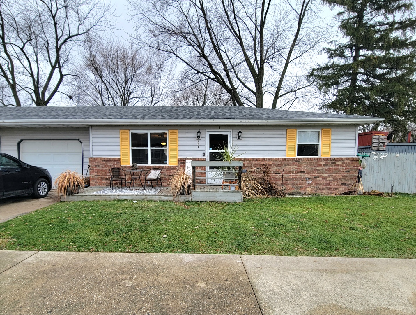 486 West Washington Street St. Anne, IL 60964 - Photo 1 of 14 a front view of house with yard and green space