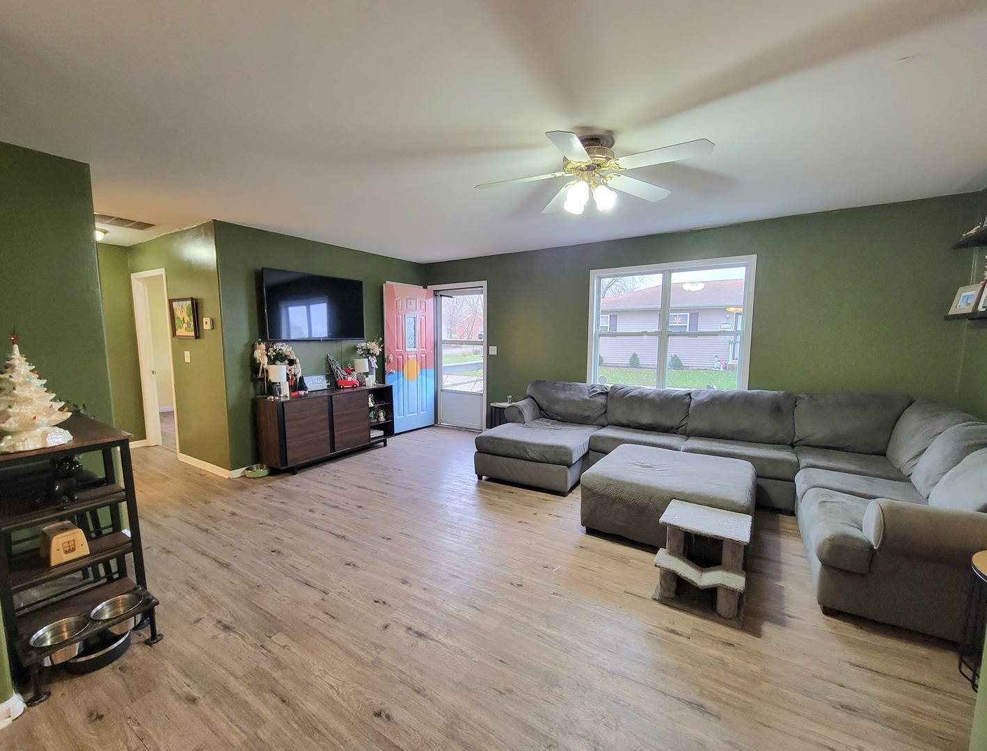 486 West Washington Street St. Anne, IL 60964 - Photo 5 of 14 a living room with furniture and a flat screen tv