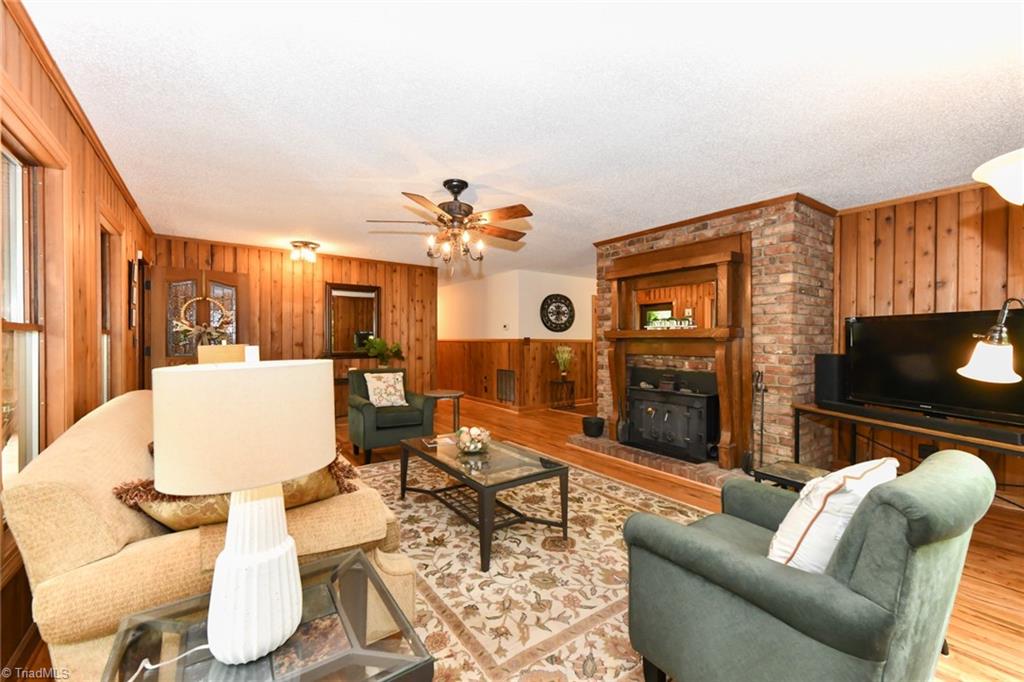 8202 Dennis Road Walnut Cove, NC 27052 - Photo 6 of 35 Living Room