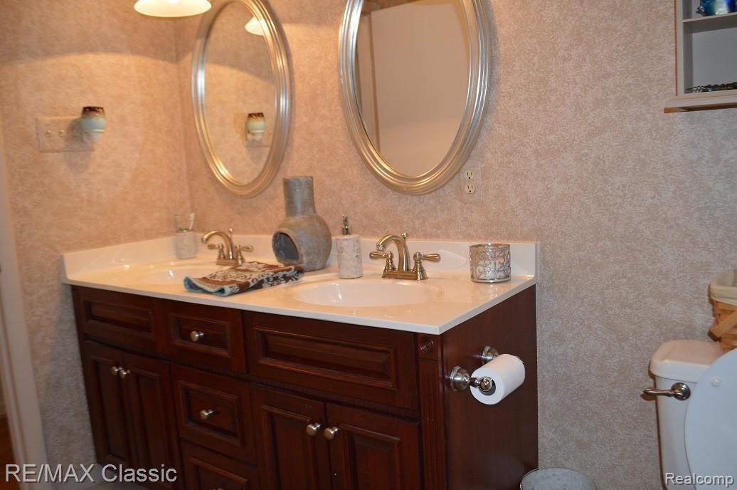 24720 Farmington Road Farmington, MI 48336 - Photo 17 of 30 Full, remodelled bath off hall*
