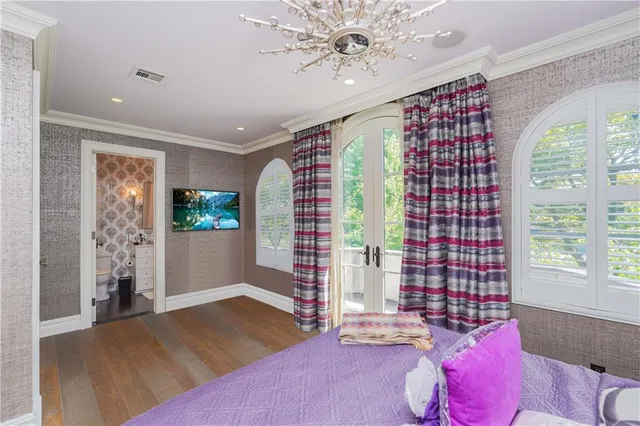 a view of livingroom with furniture