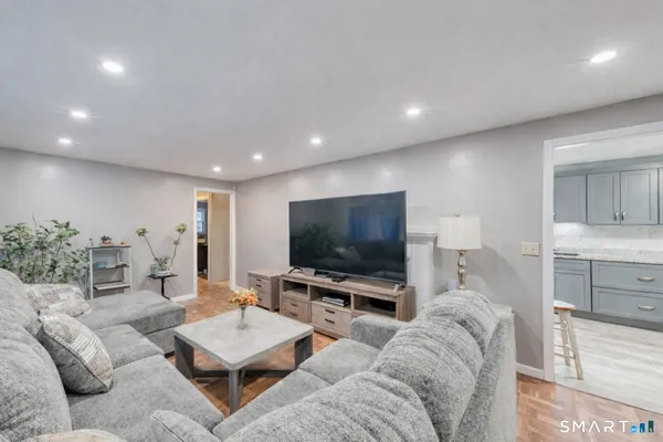 $375,000 | 40 Cottage Grove Circle, Bloomfield, CT 06002