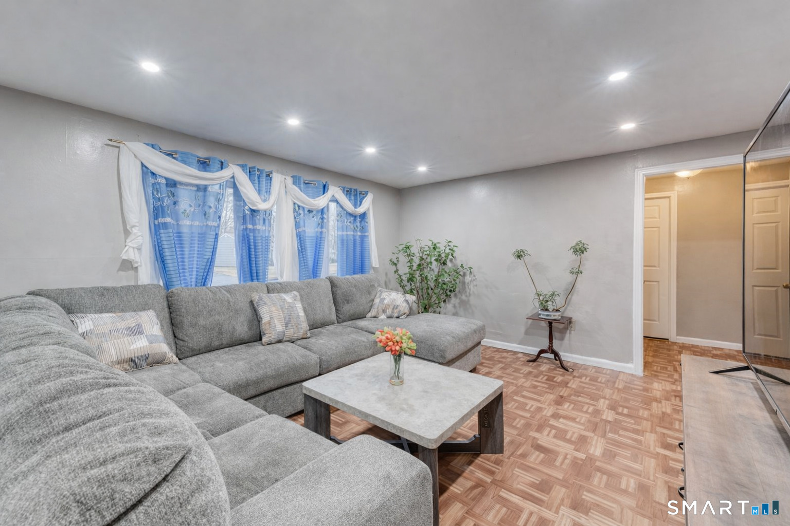 40 Cottage Grove Circle Bloomfield, CT 06002 - Photo 2 of 22 a living room with furniture