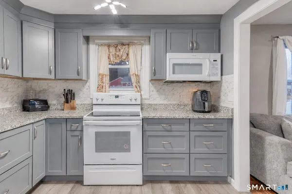 $365,000 | 40 Cottage Grove Circle, Bloomfield, CT 06002