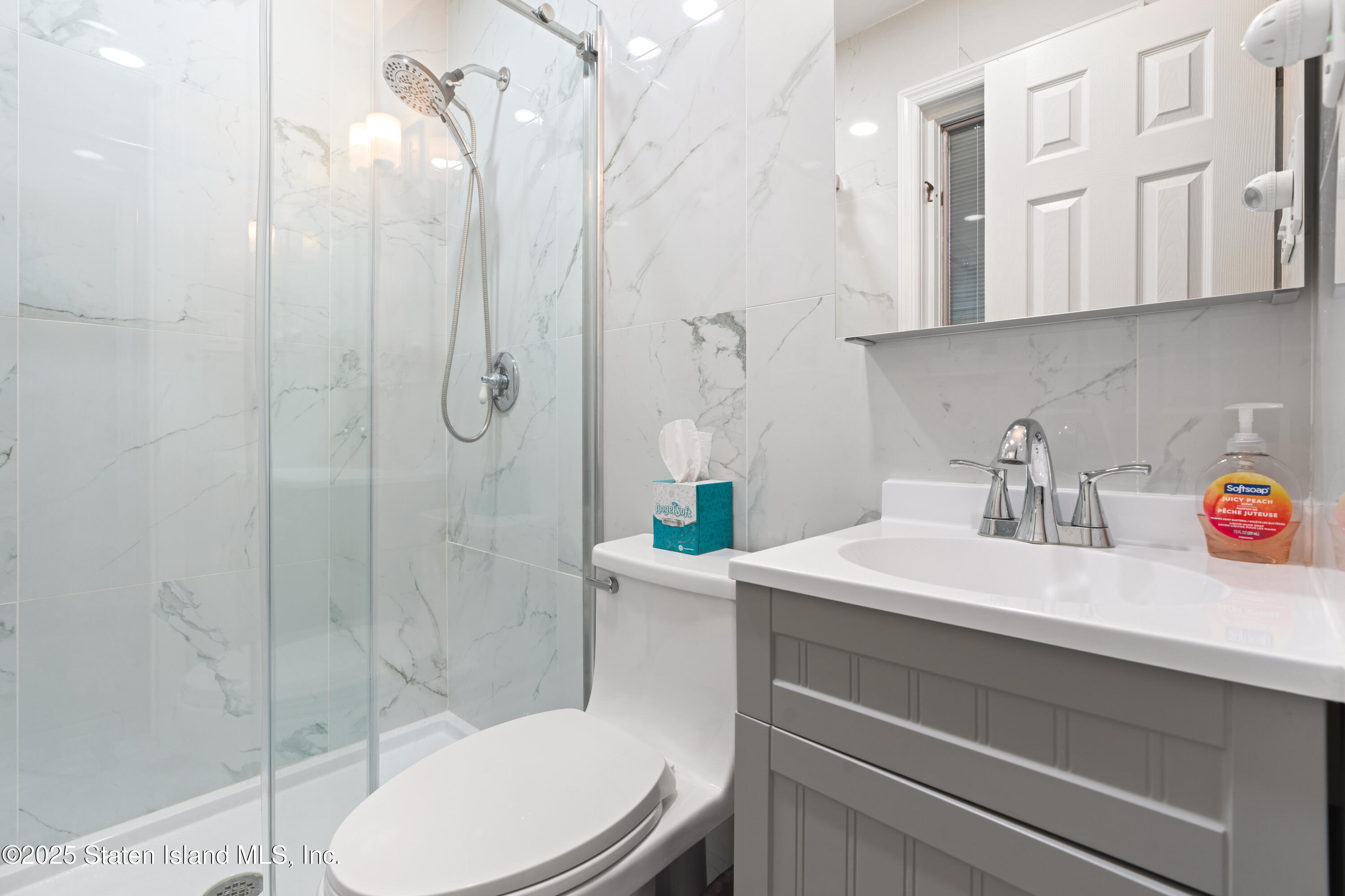 20 Helene Court Staten Island, NY 10309 - Photo 11 of 31 MAIN BR FULL BATH