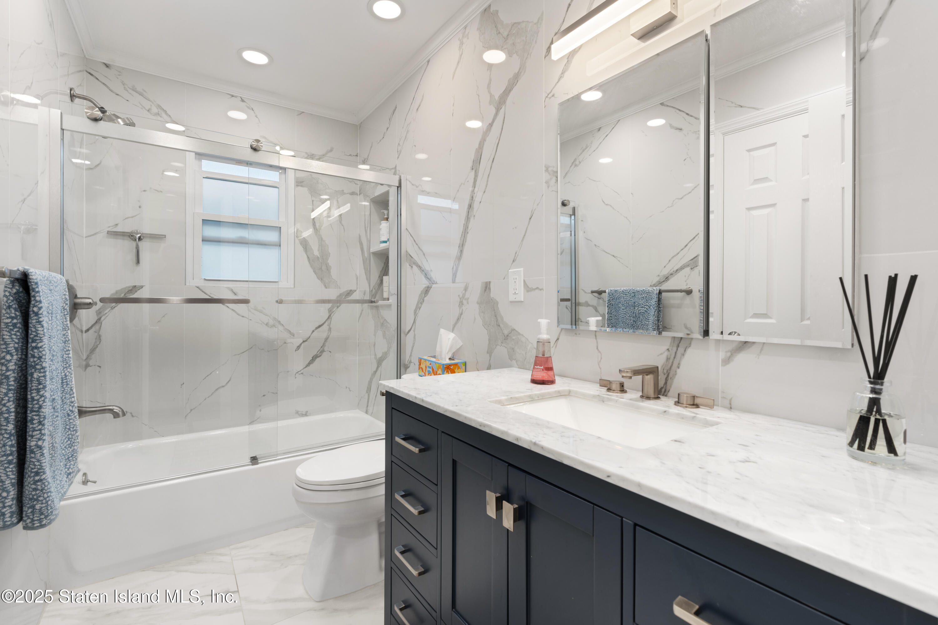 20 Helene Court Staten Island, NY 10309 - Photo 15 of 31 HALLWAY FULL BATHROOM