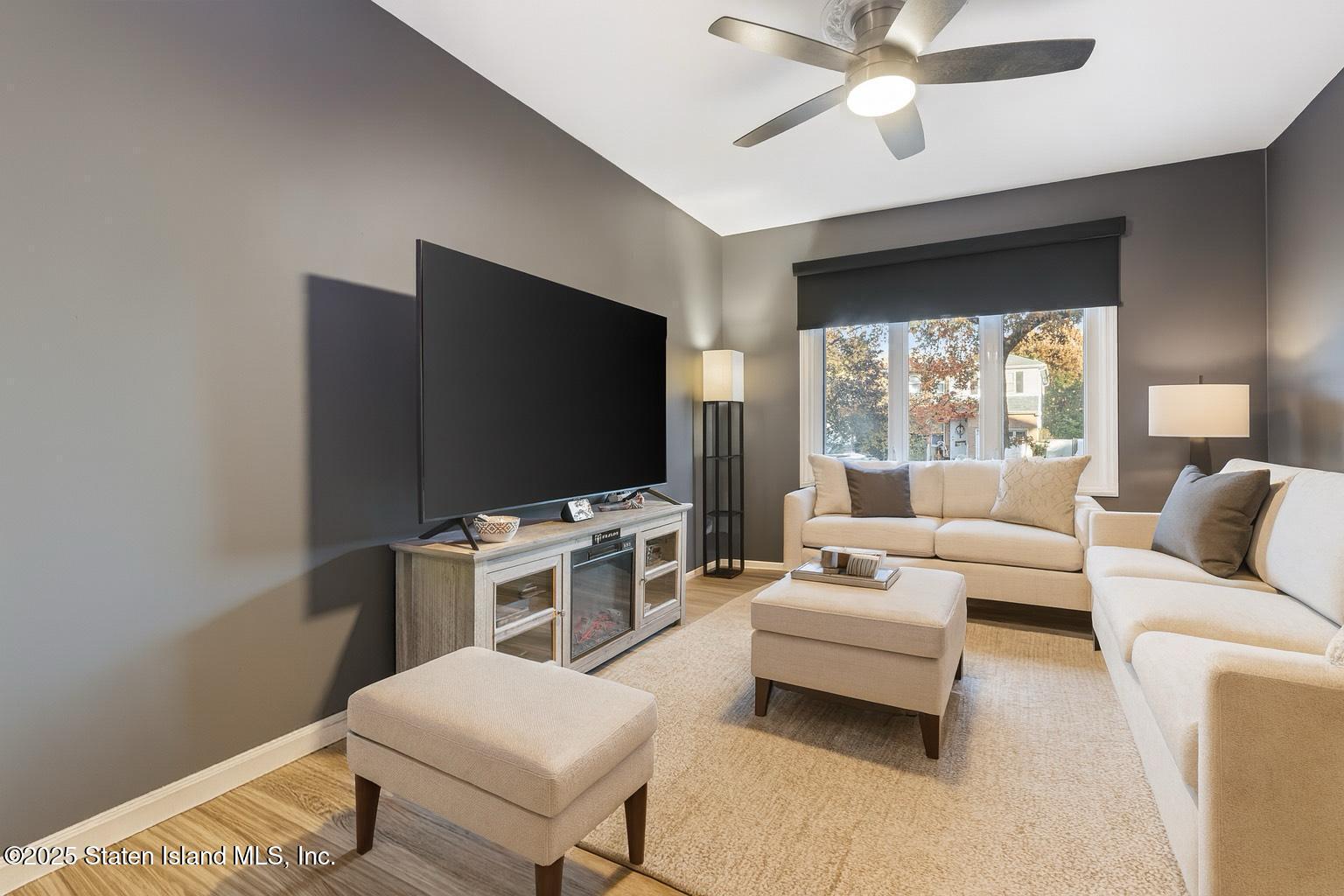 20 Helene Court Staten Island, NY 10309 - Photo 24 of 31 Living room apratment