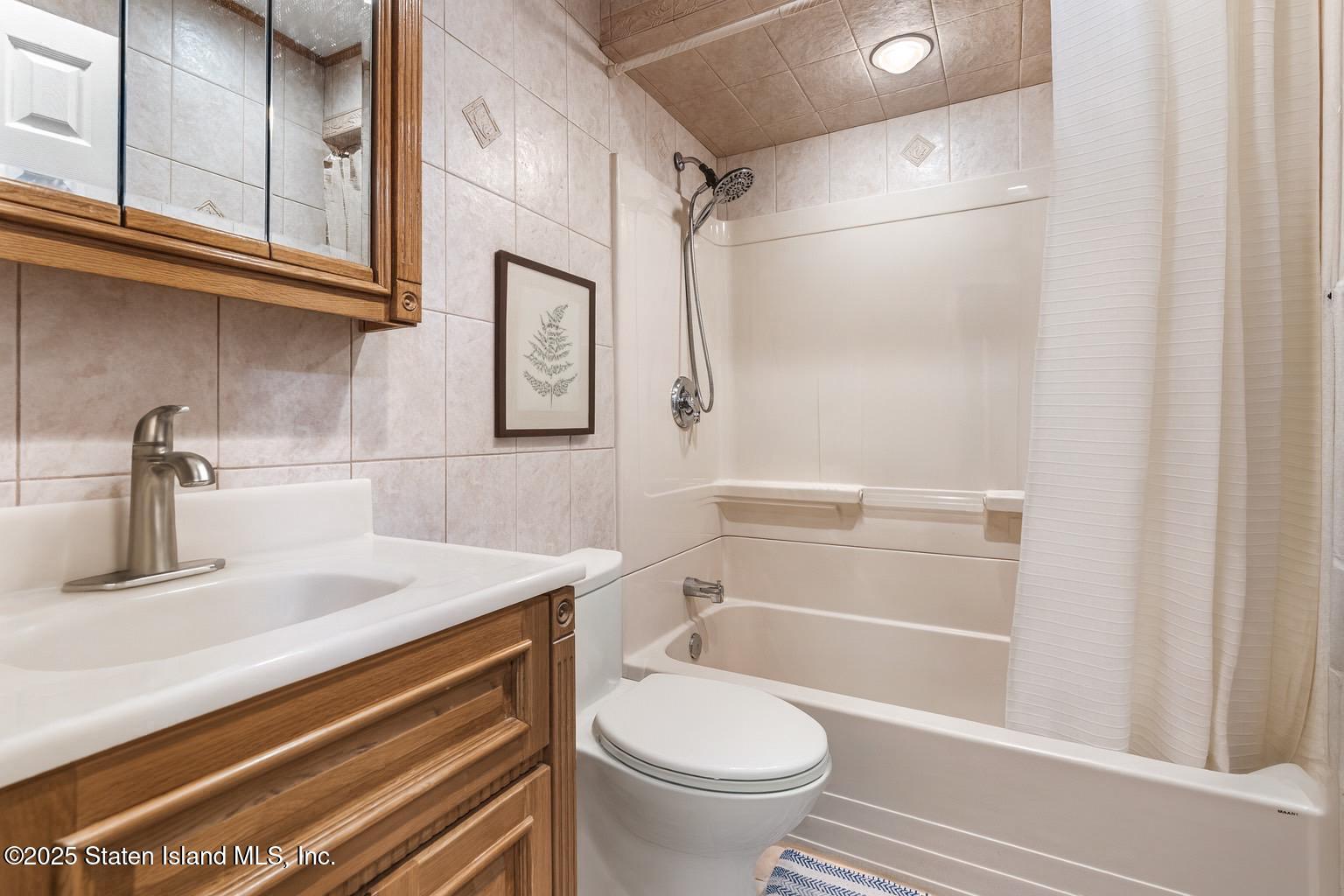 20 Helene Court Staten Island, NY 10309 - Photo 25 of 31 Apartment bathroom