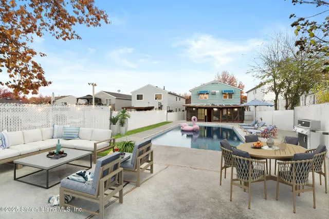 $1,249,000 | 20 Helene Court | Woodrow