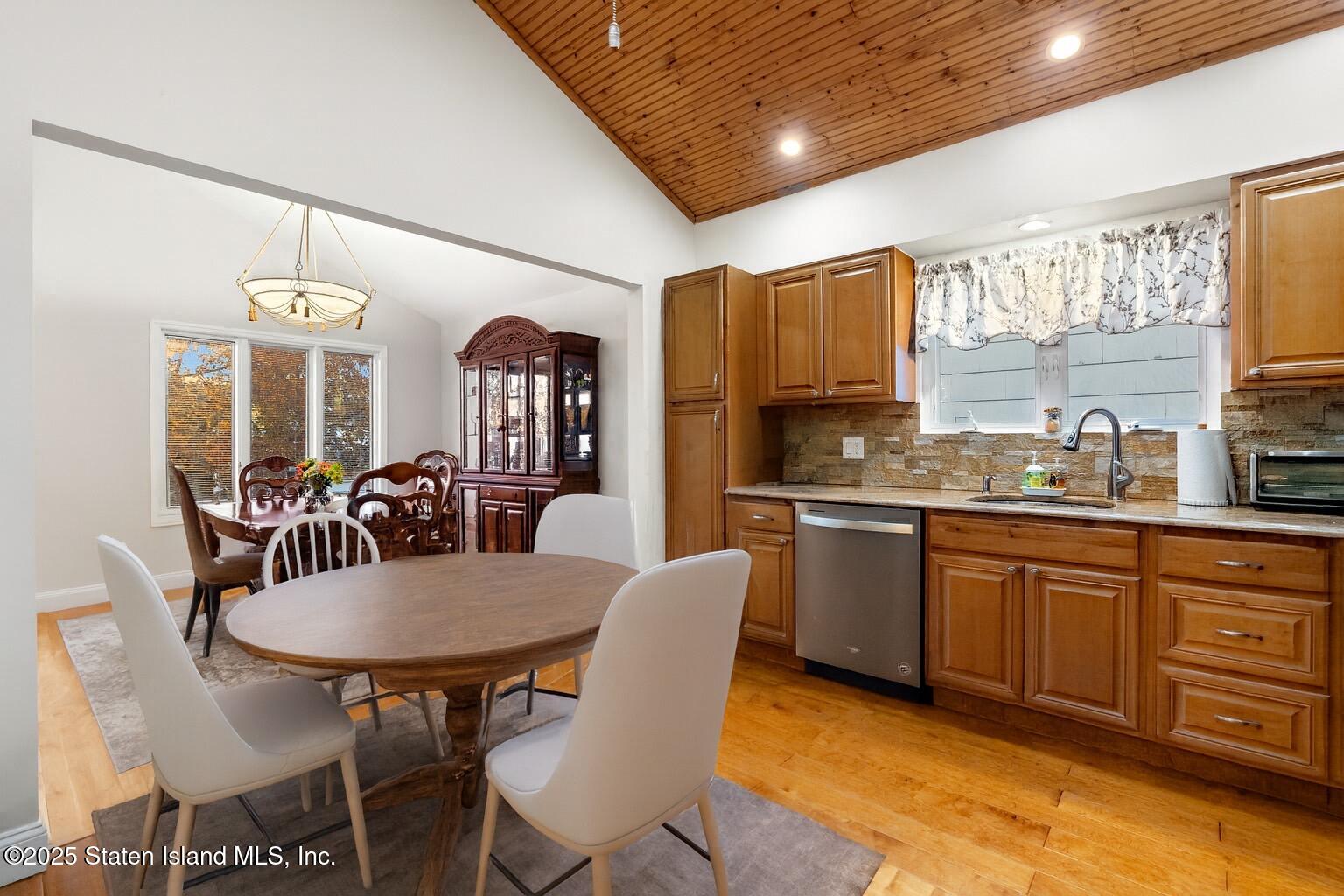 20 Helene Court Staten Island, NY 10309 - Photo 3 of 31 IMG_9272