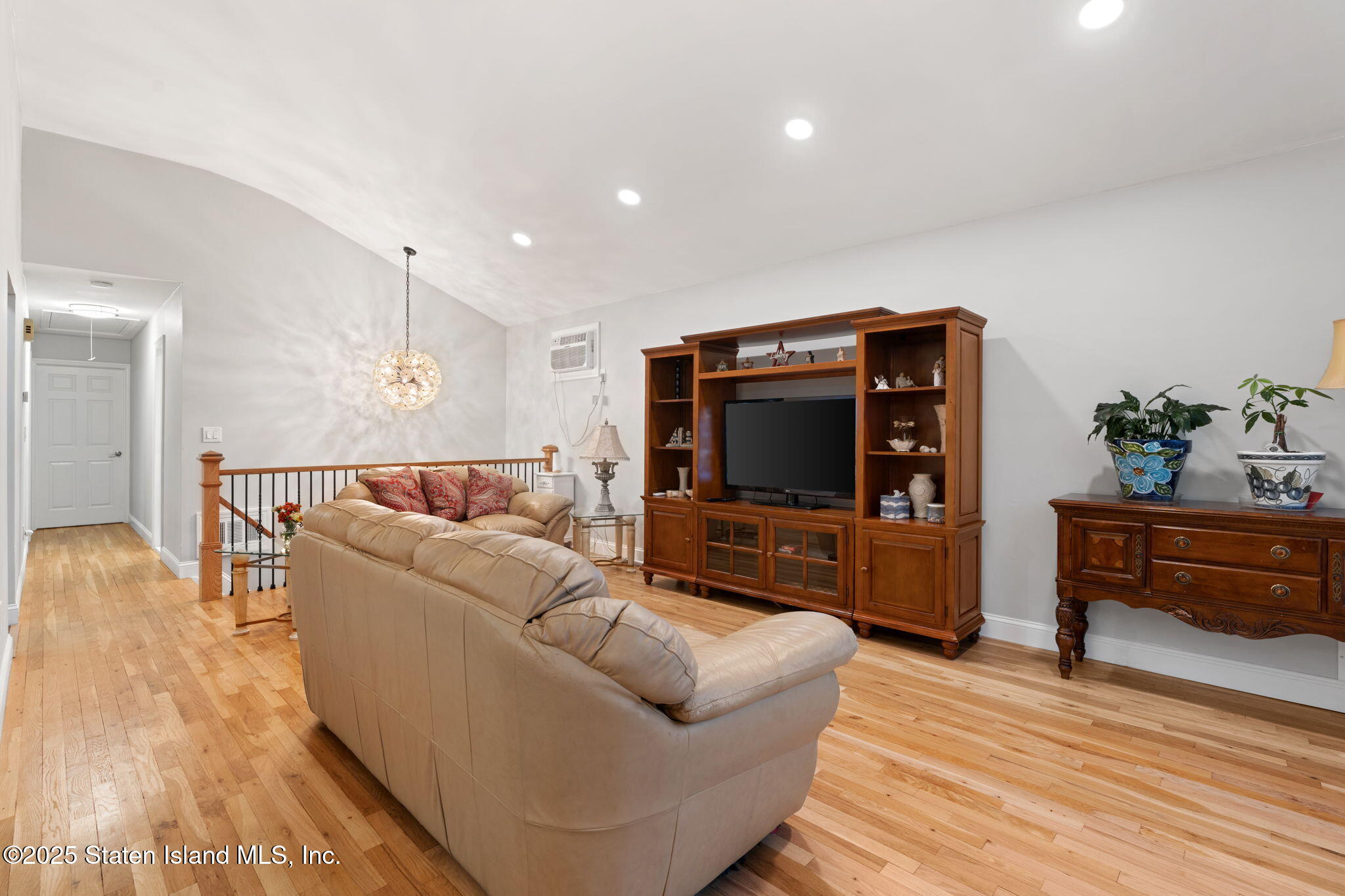 20 Helene Court Staten Island, NY 10309 - Photo 4 of 31 MAVING LIVING ROOM