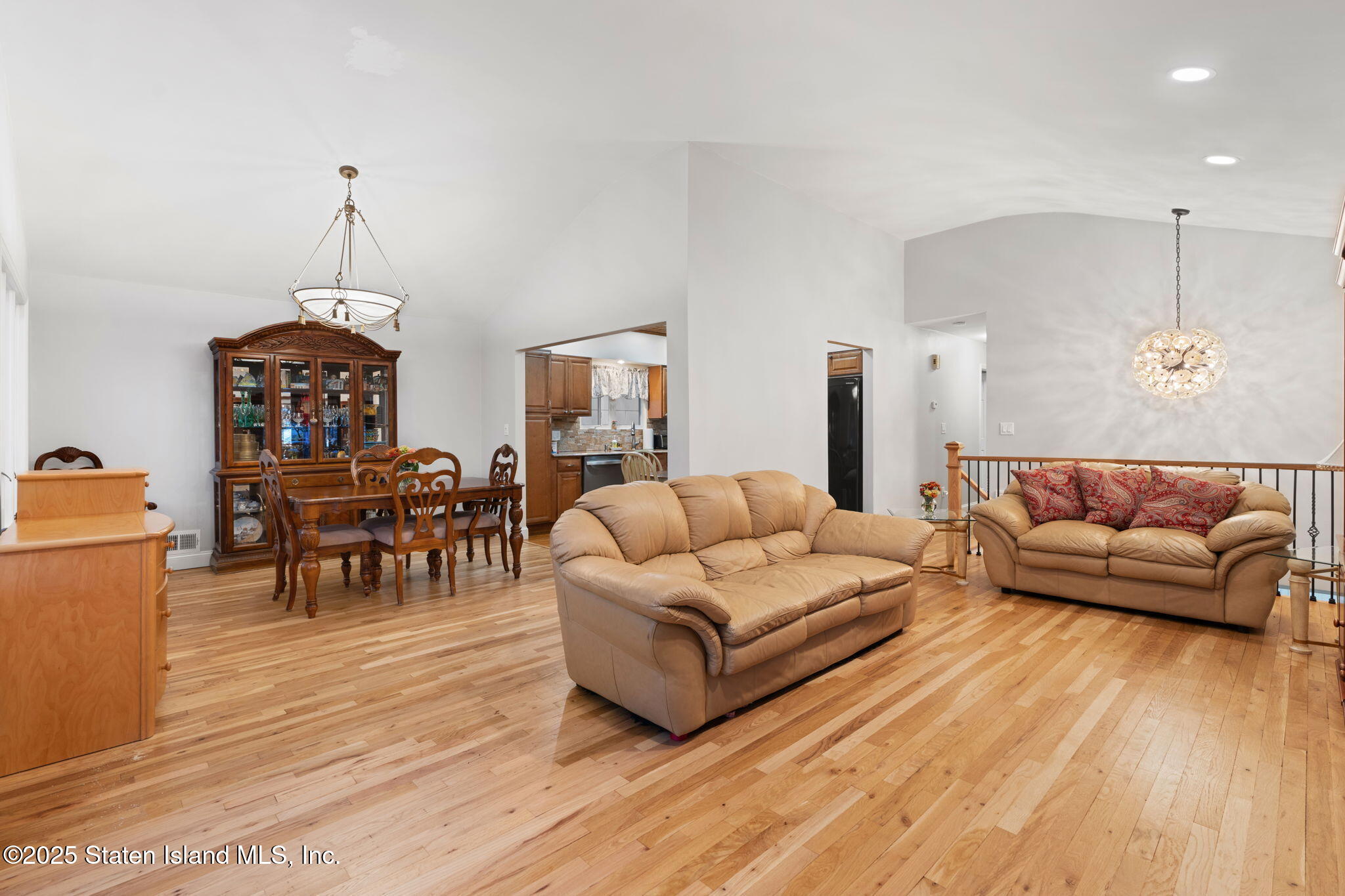 20 Helene Court Staten Island, NY 10309 - Photo 5 of 31 MAIN LIVING ROOM