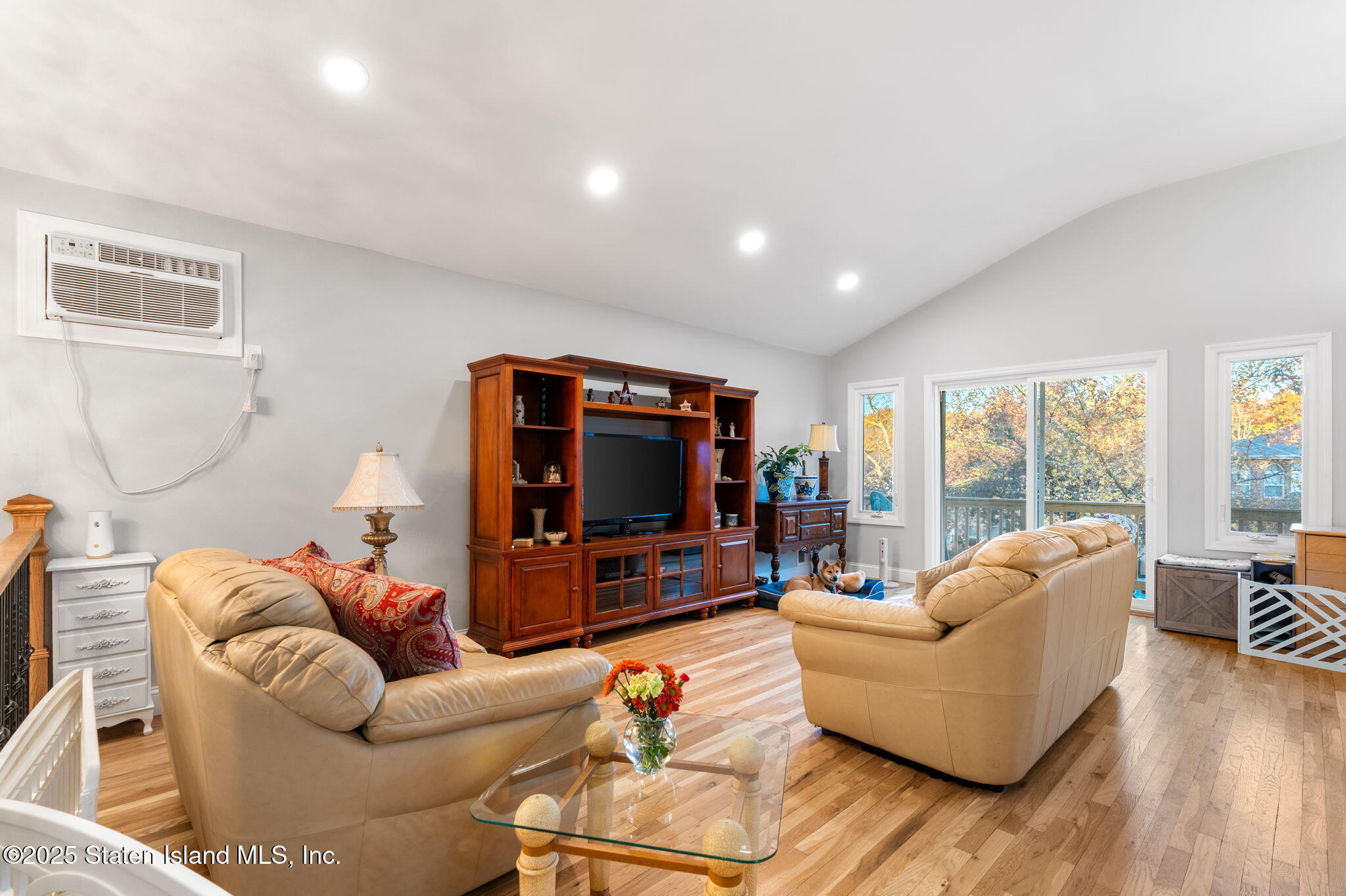 20 Helene Court Staten Island, NY 10309 - Photo 6 of 31 MAIN LIVING