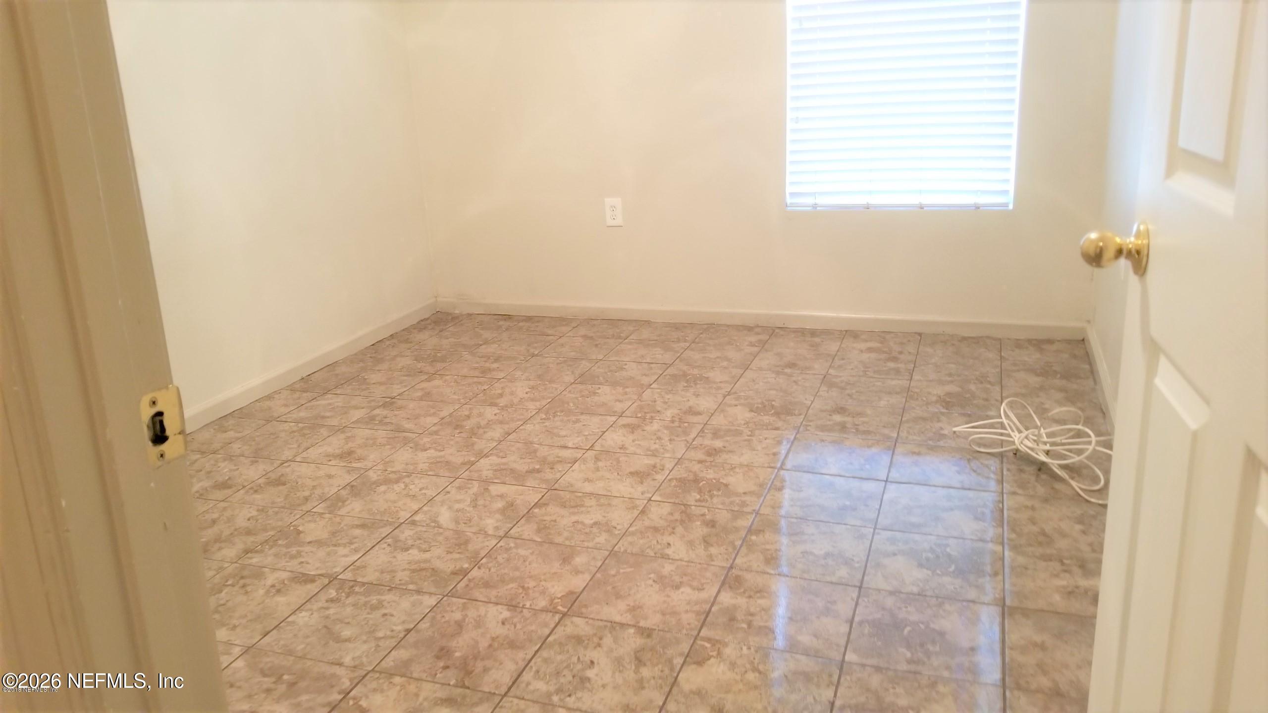 7920 Merrill Road, Unit 2004 Jacksonville, FL 32277 - Photo 8 of 13 a bathroom with a window