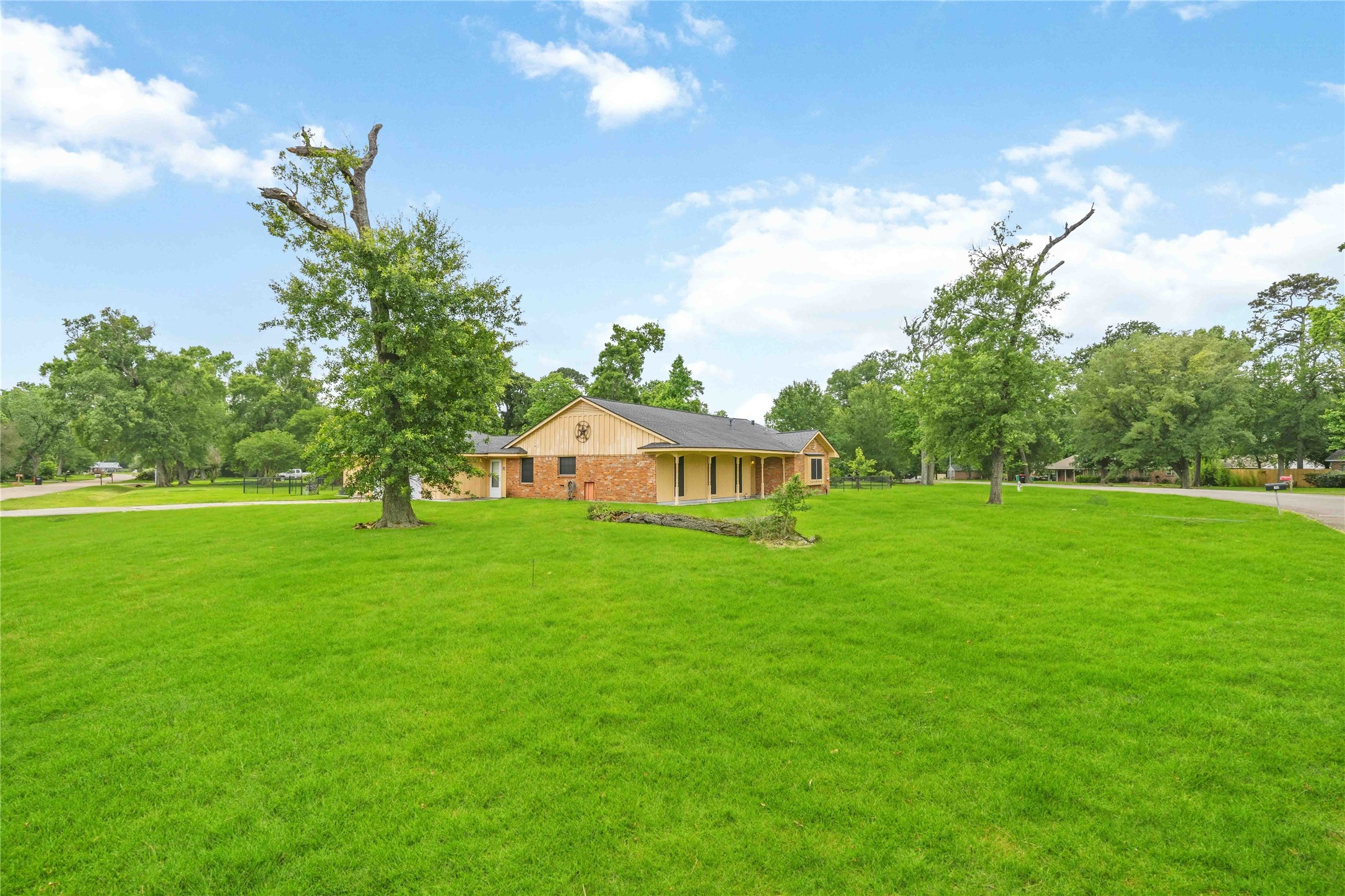 435 Rolling Wood Road Baytown, TX 77520 - Photo 2 of 29 Corner Lot