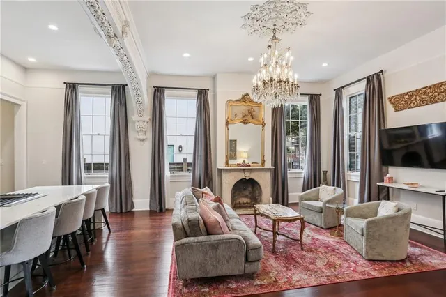 $4,000 | 817 Esplanade Avenue, Unit 1A, New Orleans, LA 70116