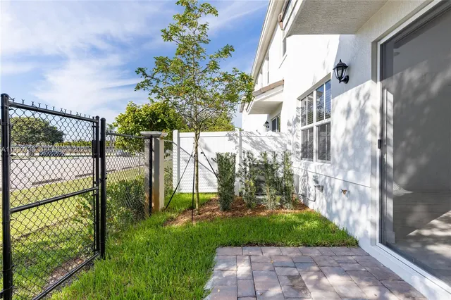 a view of a back yard