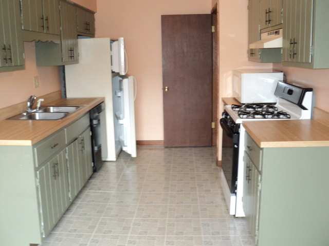 623 Northgate Road, Unit 623 New Lenox, IL 60451 - Photo 7 of 9 a kitchen with a sink stove and refrigerator