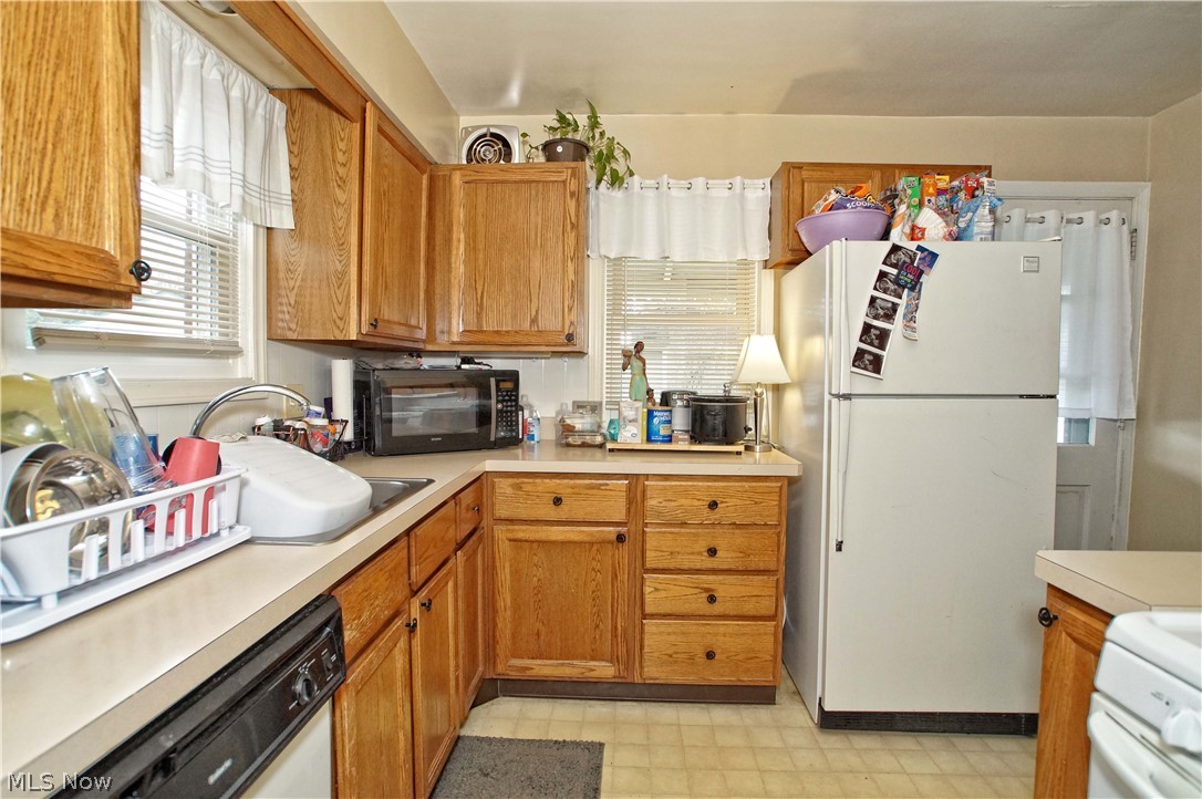 4218 Ellison Road Cleveland, OH 44121 - Photo 9 of 31