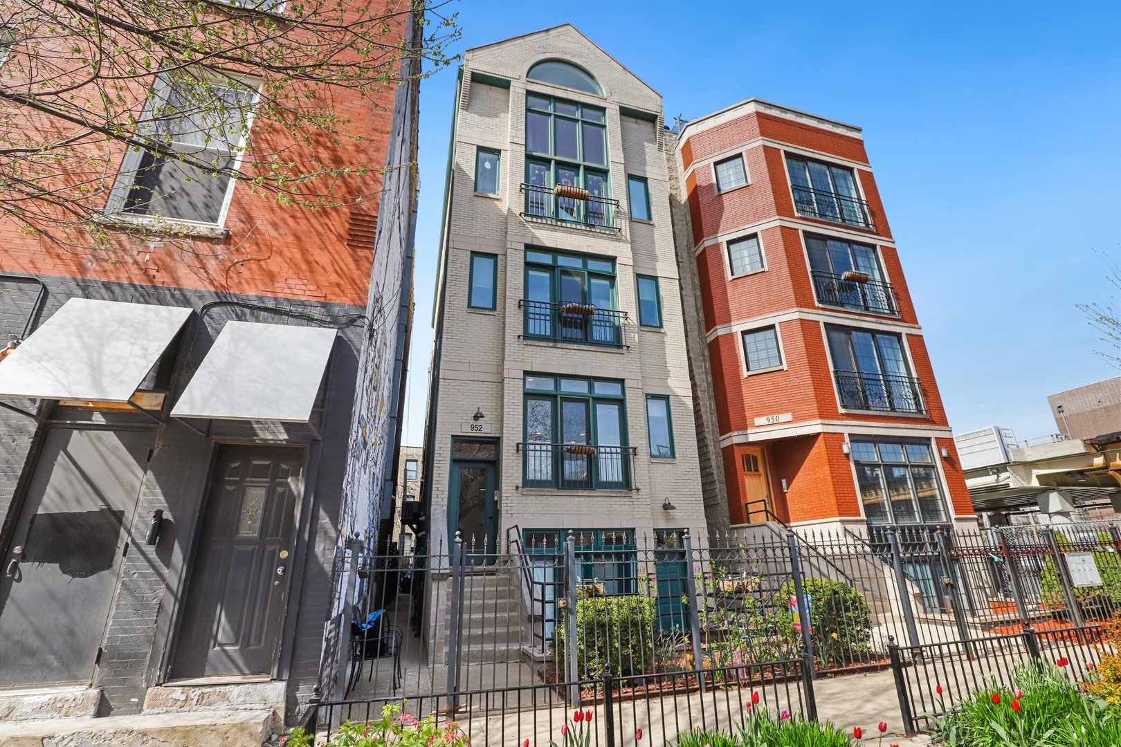 952 West Barry Avenue, Unit 1 Chicago, IL 60657 - Photo 1 of 11 front view of a building