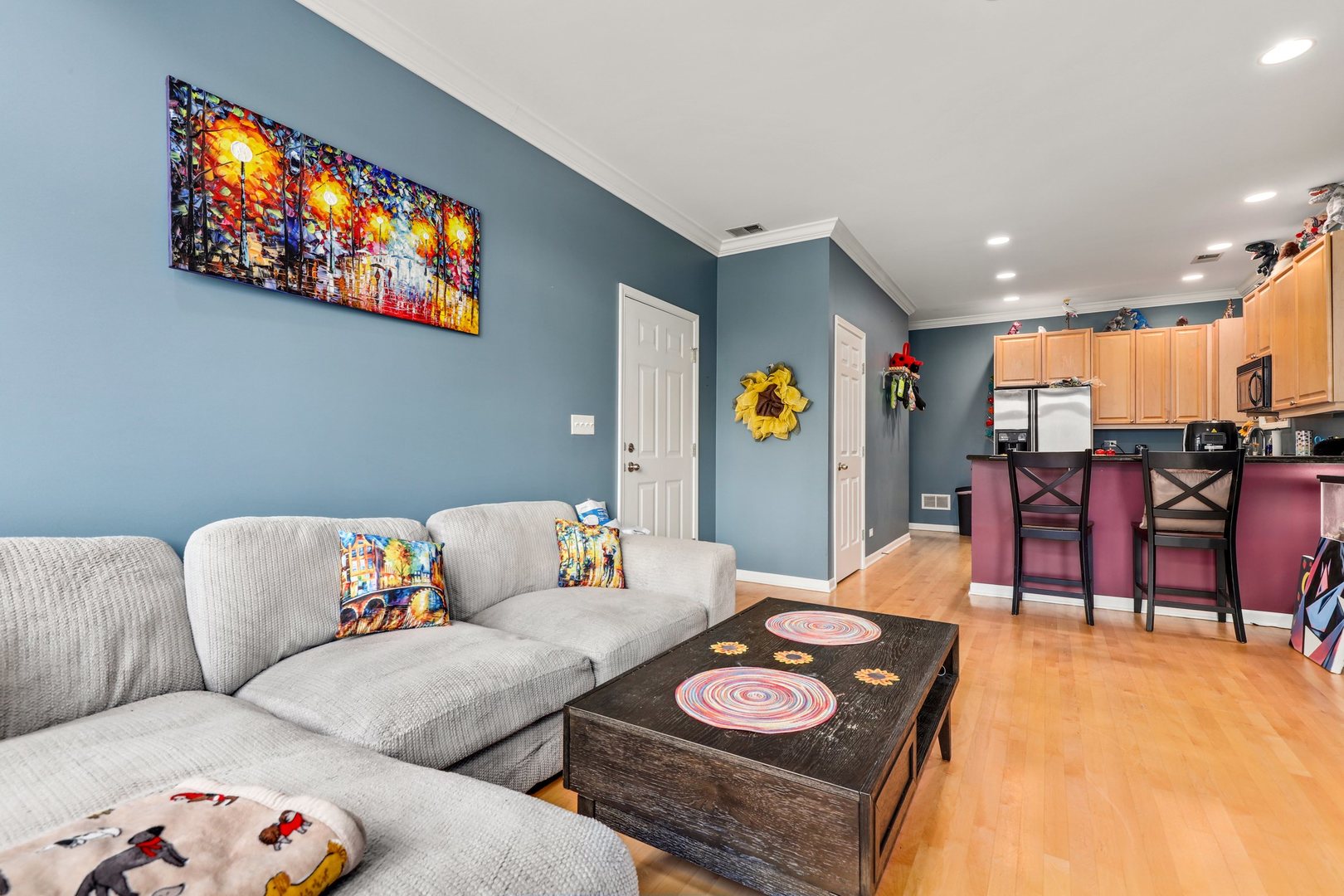 952 West Barry Avenue, Unit 1 Chicago, IL 60657 - Photo 3 of 11 a living room with furniture and a flat screen tv