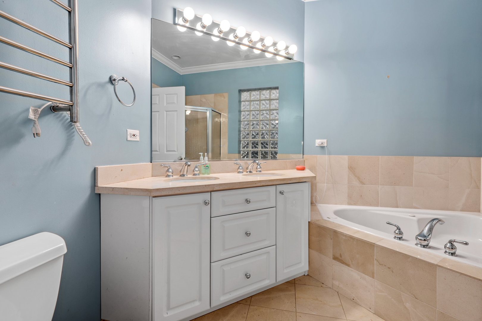 952 West Barry Avenue, Unit 1 Chicago, IL 60657 - Photo 6 of 11 a bathroom with a double vanity sink mirror and bathtub