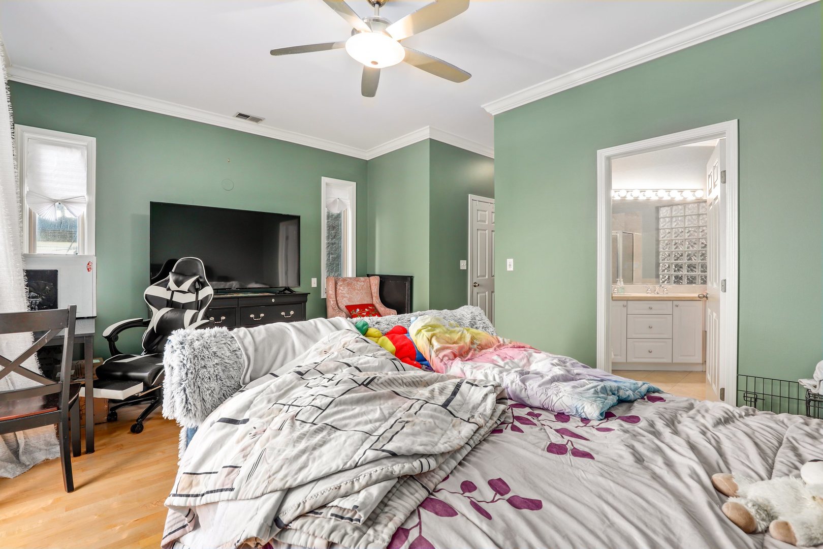 952 West Barry Avenue, Unit 1 Chicago, IL 60657 - Photo 8 of 11 a bedroom with a bed and a chandelier