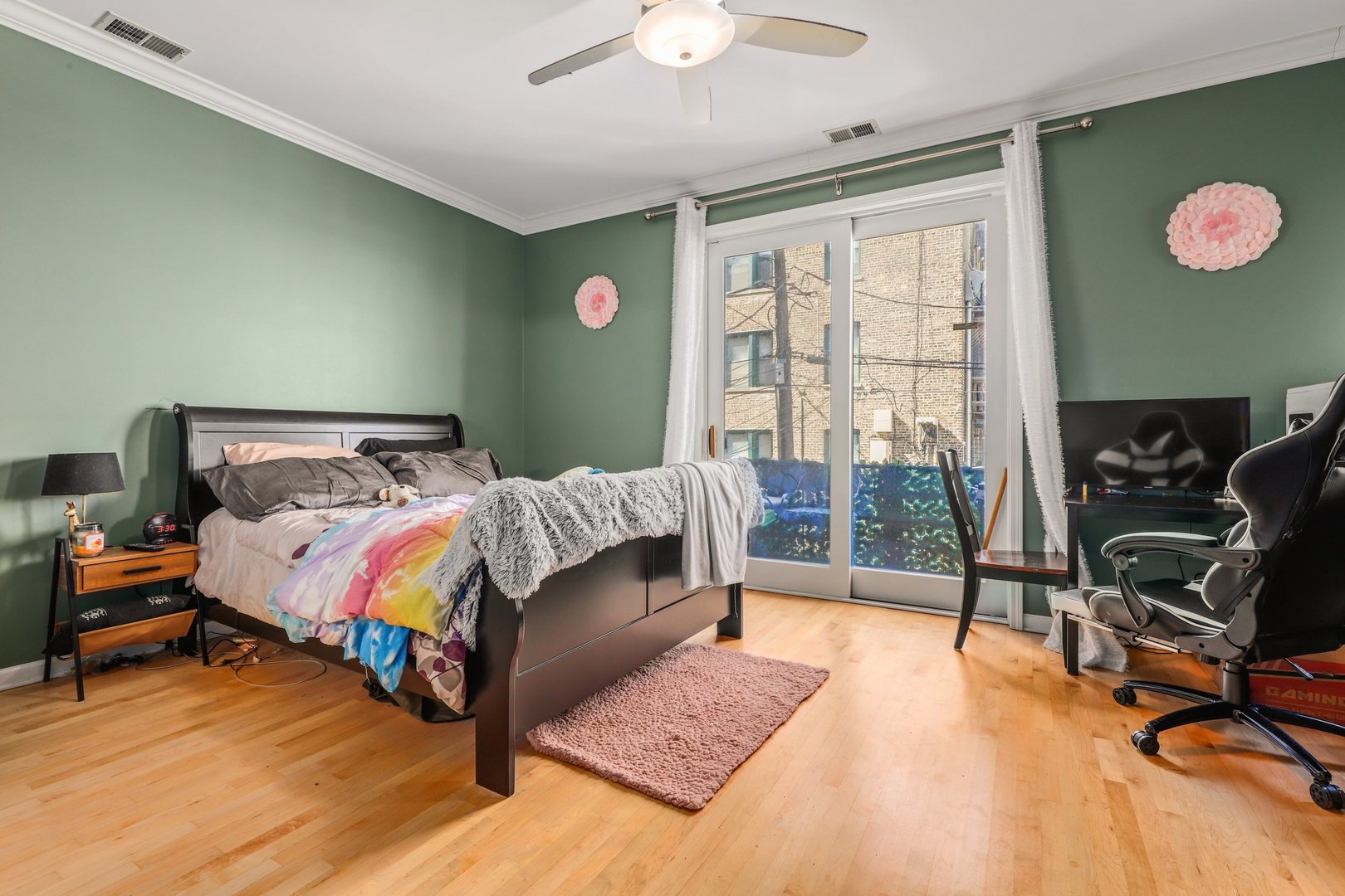 952 West Barry Avenue, Unit 1 Chicago, IL 60657 - Photo 9 of 11 a bedroom with a bed and a window