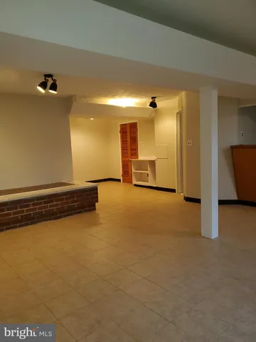 a view of room with an empty room