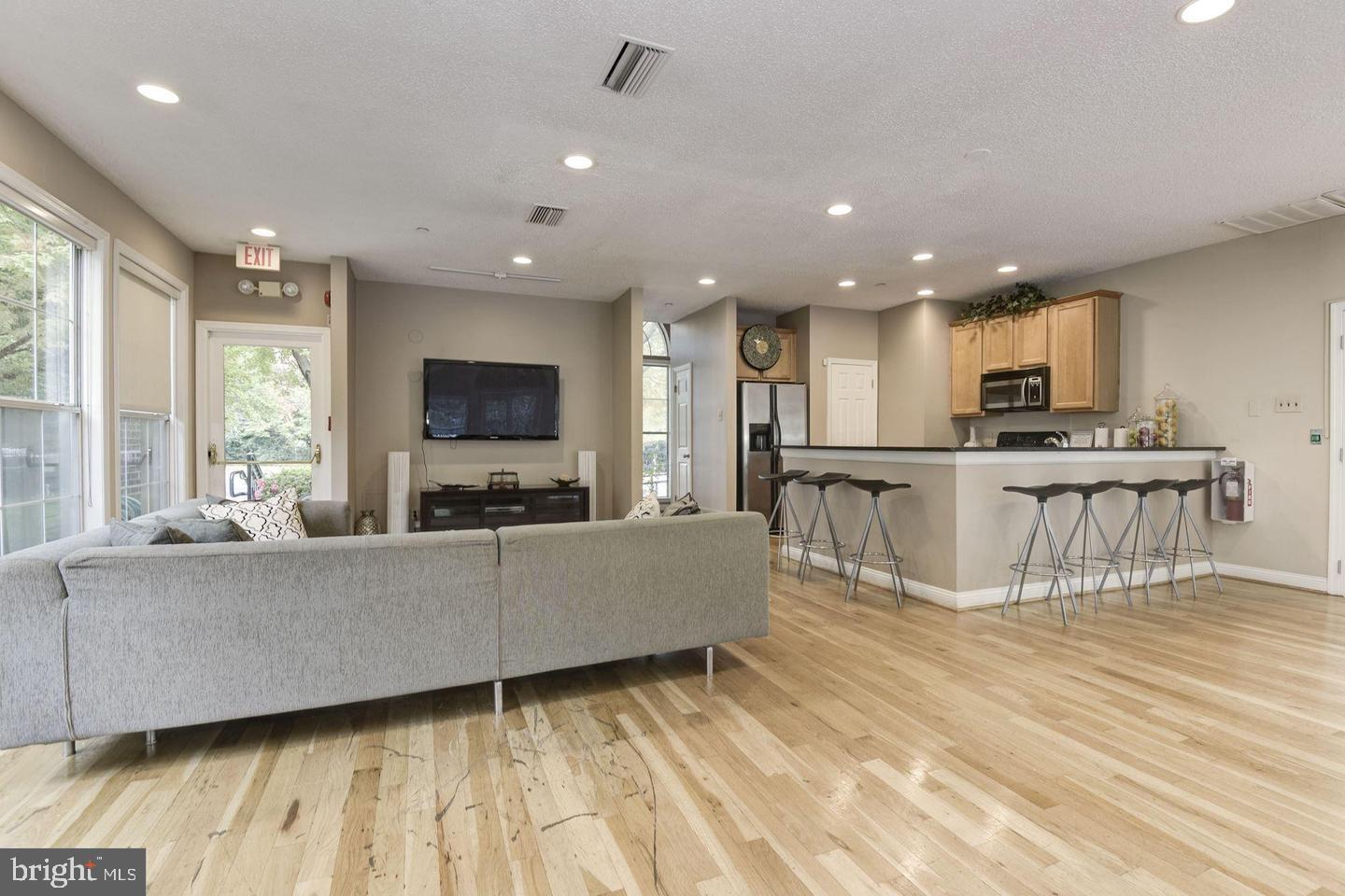 1504 Lincoln Way, Unit 104 McLean, VA 22102 - Photo 38 of 40 a living room with furniture and a flat screen tv