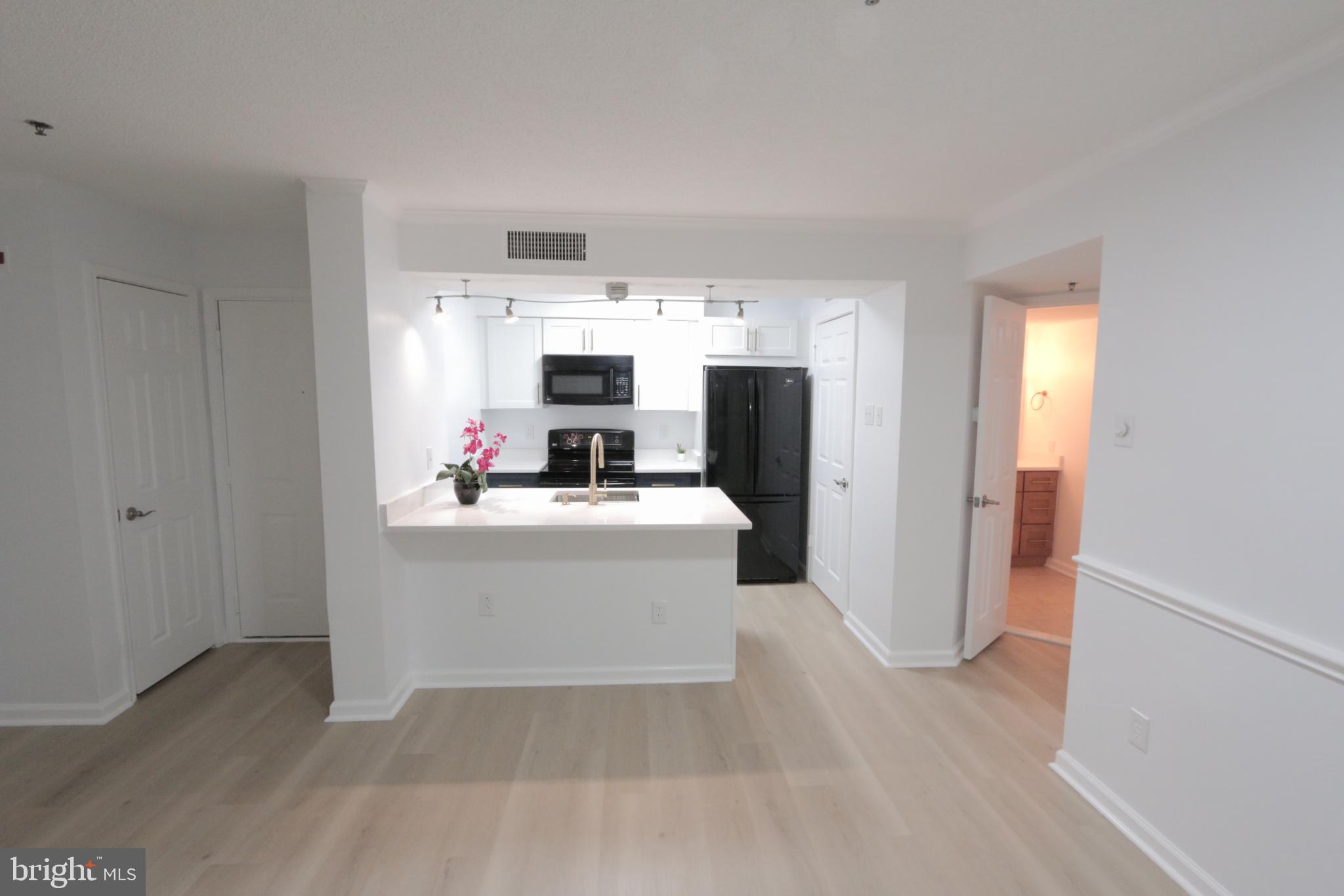 1504 Lincoln Way, Unit 104 McLean, VA 22102 - Photo 10 of 40 a view of kitchen with living room and microwave